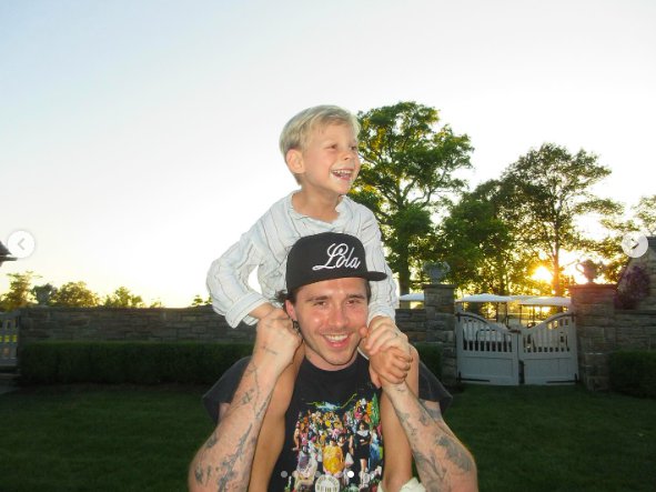 Brooklyn Peltz Beckham carrying a loved one on his shoulders. | Source: Instagram/nicolaannepeltzbeckham