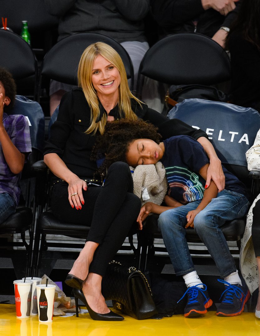 Johan Samuel rests his head on Heidi Klum's lap while asleep during a basketball game at Staples Center in Los Angeles on April 1, 2015 | Source: Getty Images