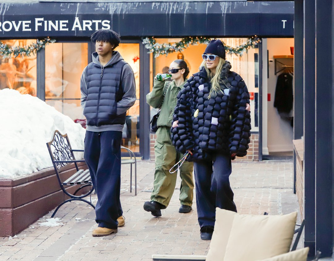 Johan Samuel walks ahead of Heidi Klum and Leni Klum on a snowy day in Aspen, Colorado, on December 21, 2024 | Source: Getty Images