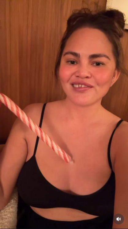 Gappy, Glowing, and Still Game: Holding a candy cane and flashing her gapped grin, Teigen keeps spirits high &mdash; laughing through the mishap and proving once again: mums really are the magic makers. | Source: Instagram/chrissyteigen