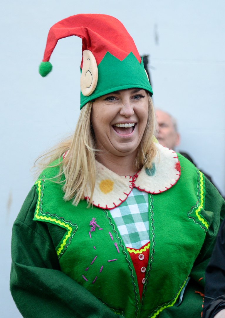 Dressed head-to-toe in festive felt, Josie Gibson joined a world-record elf gathering during the Christmas lights switch-on in Weymouth on November 27, 2021. Cheerful and animated, she embraced the fun with her trademark humour — though her face and frame still bore signs of a fluctuating health journey.
