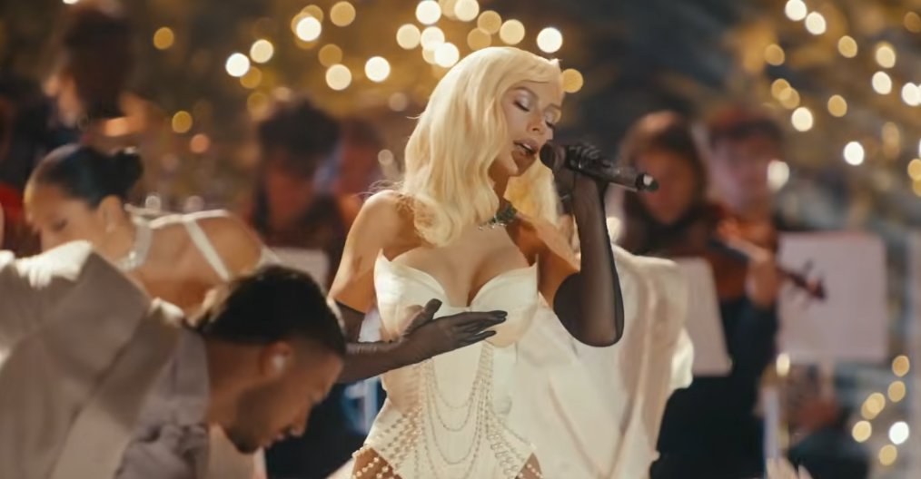 In the same performance, Aguilera looks much slimmer with an ivory satin corset defining her curves perfectly. | Source: Youtube/Christina Aguilera