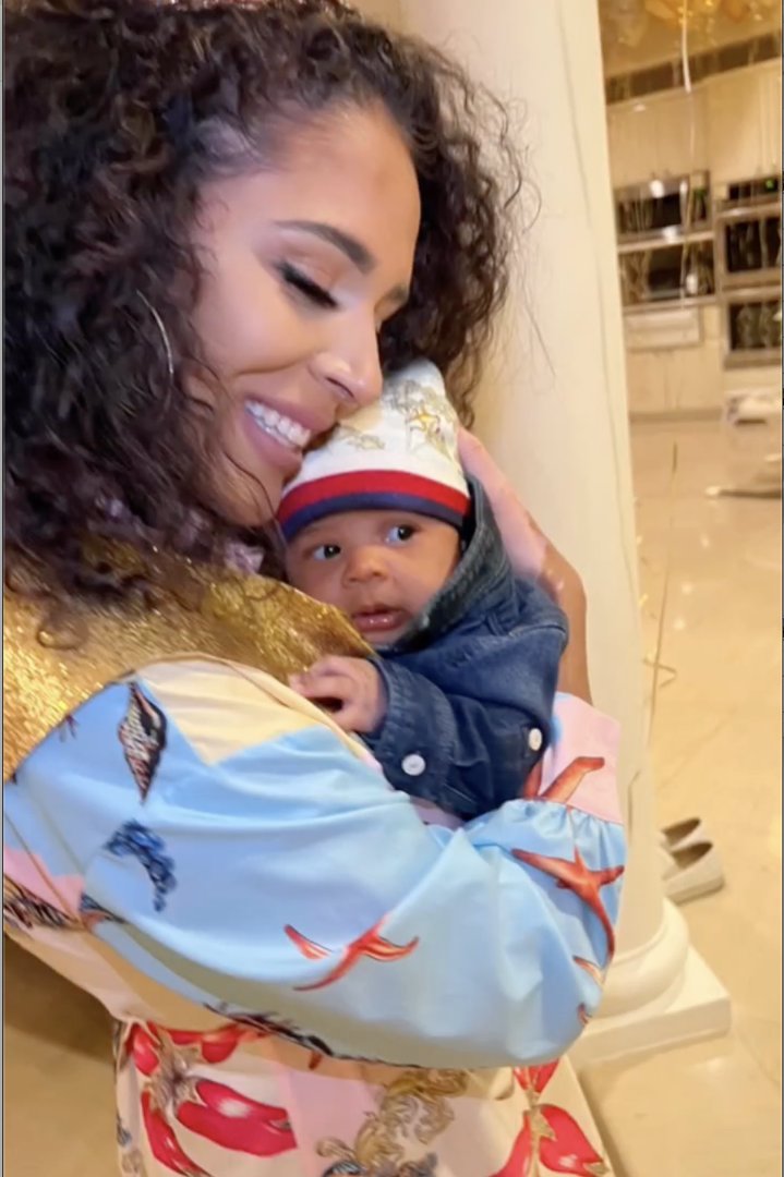 Brittany Bell carries her son Rise Cannon from a video post dated 2022. | Source: Instagram/| Source: Instagram/missbbell