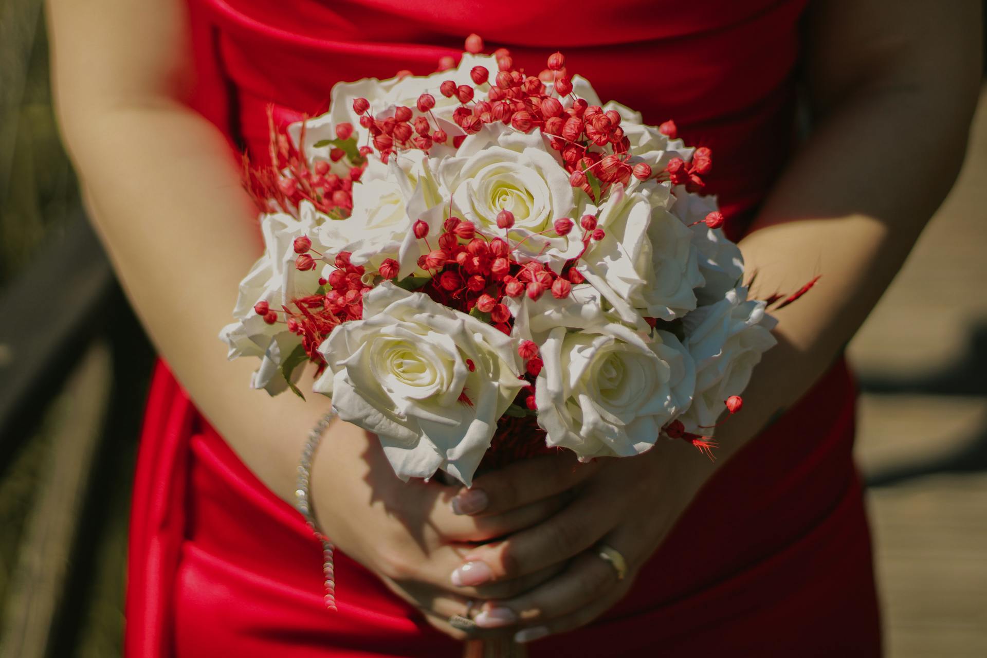 A woman holding a bouquet | Source: Pexels
