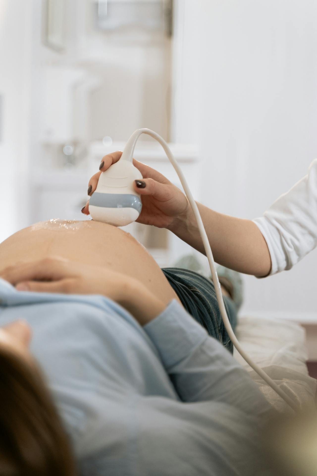 A pregnant woman undergoing her ultrasound scan at the hospital | Source: Pexels
