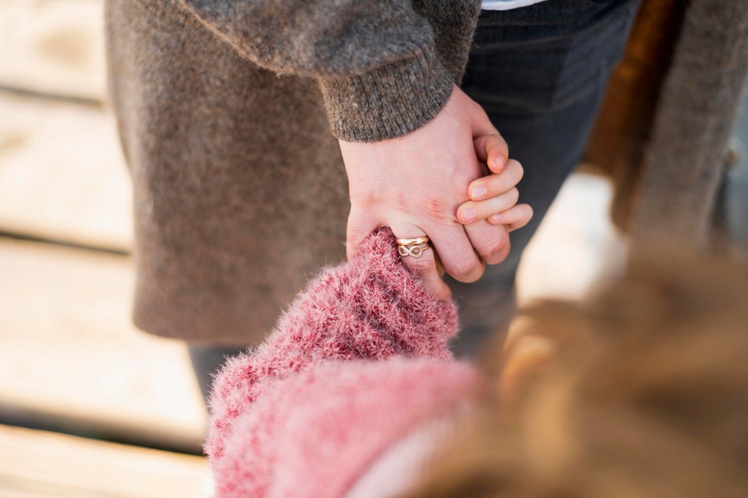 A woman holding a little girl's hand | Source: Freepik
