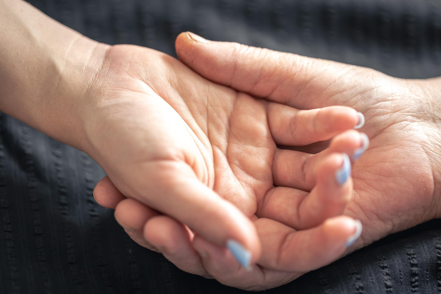 An older person holding a young woman's hand | Source: Freepik