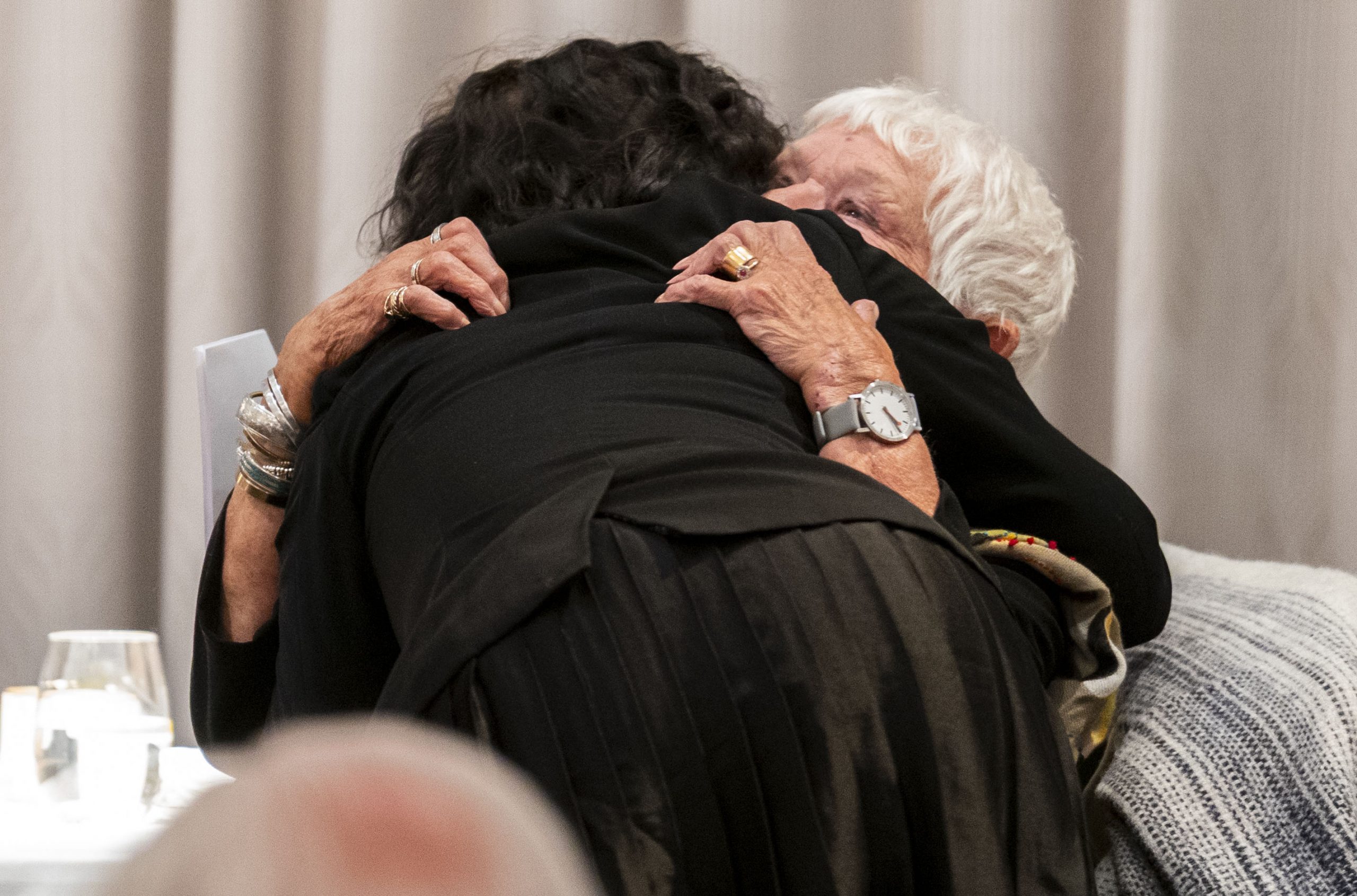 Finty Williams hugging Dame Judi Dench as sculptor Frances Segelman sculpts Dame Judi Dench live in front of an invited audience at Claridge's in London, England, on May 19, 2025. | Source: Getty Images