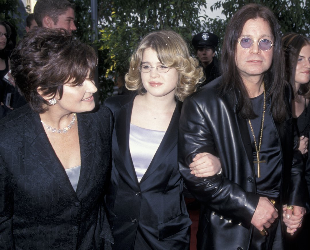 A fresh-faced Kelly beams between her parents Sharon and Ozzy Osbourne at the 42nd Annual Grammy Awards on 23 February 2000 — the picture of rock royalty innocence before the storm of fame, fashion, and reinvention began.