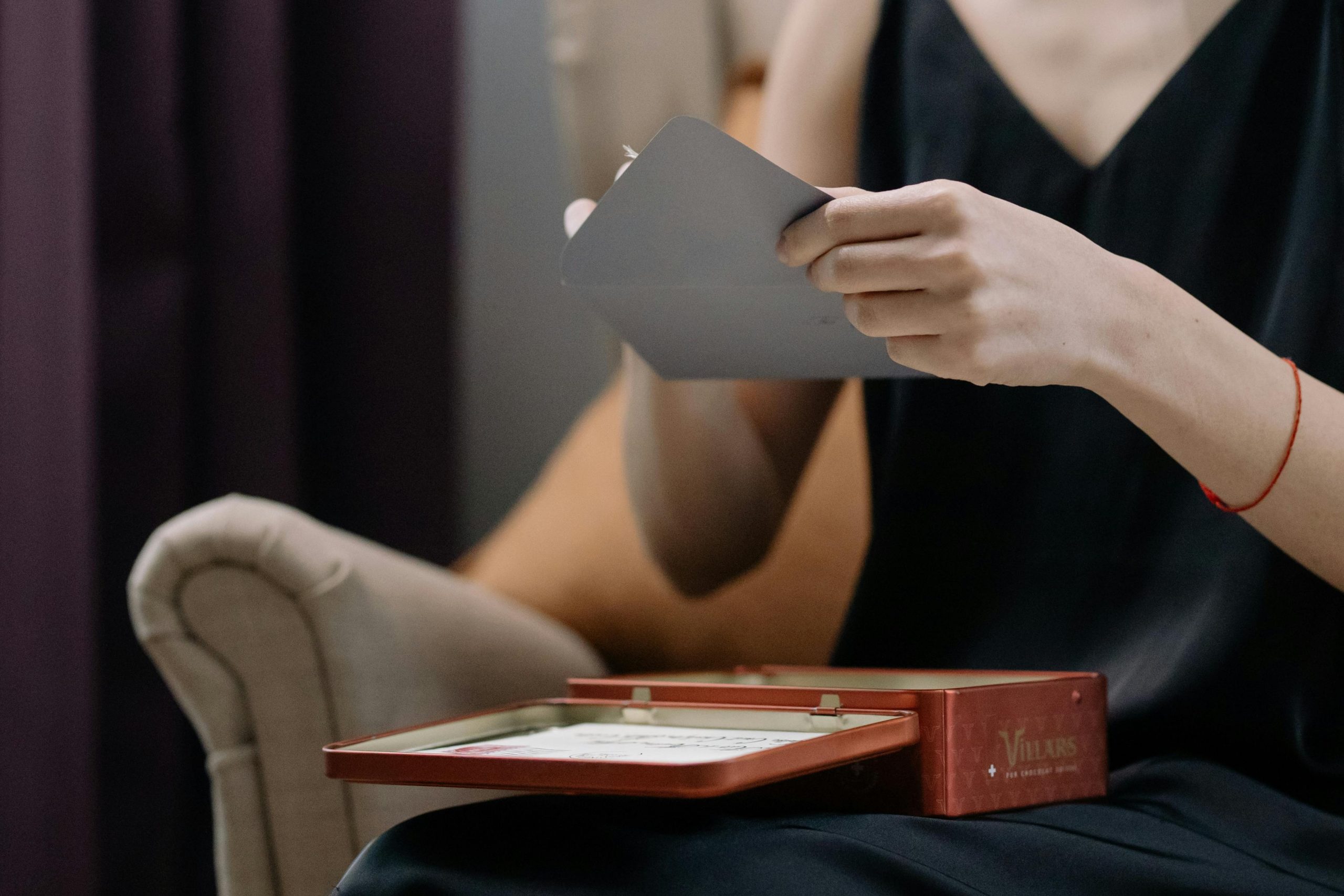 A person opening a grey envelope | Source: Pexels