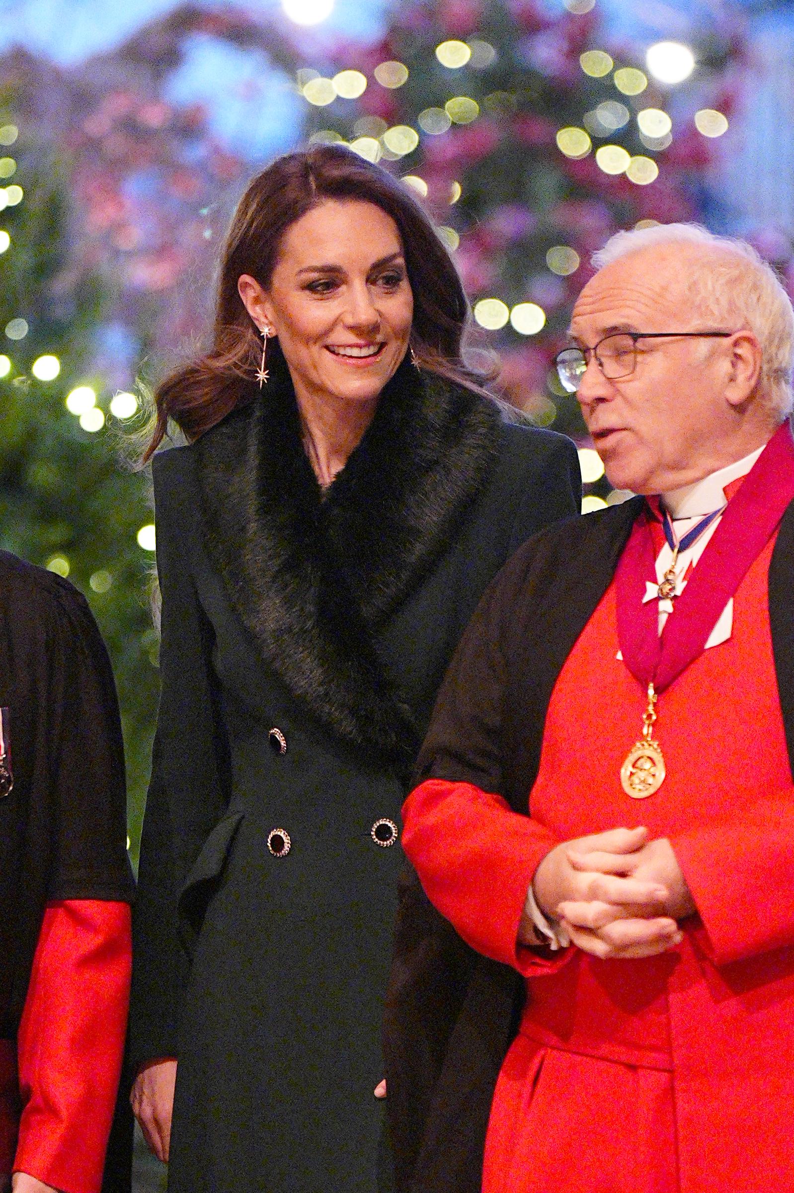 Catherine, Princess of Wales, arrived at Westminster Abbey in her signature poised style, walking alongside members of the clergy beneath the warm glow of festive lights. Her emerald coat and relaxed smile set the tone for an evening rooted in celebration and community spirit.