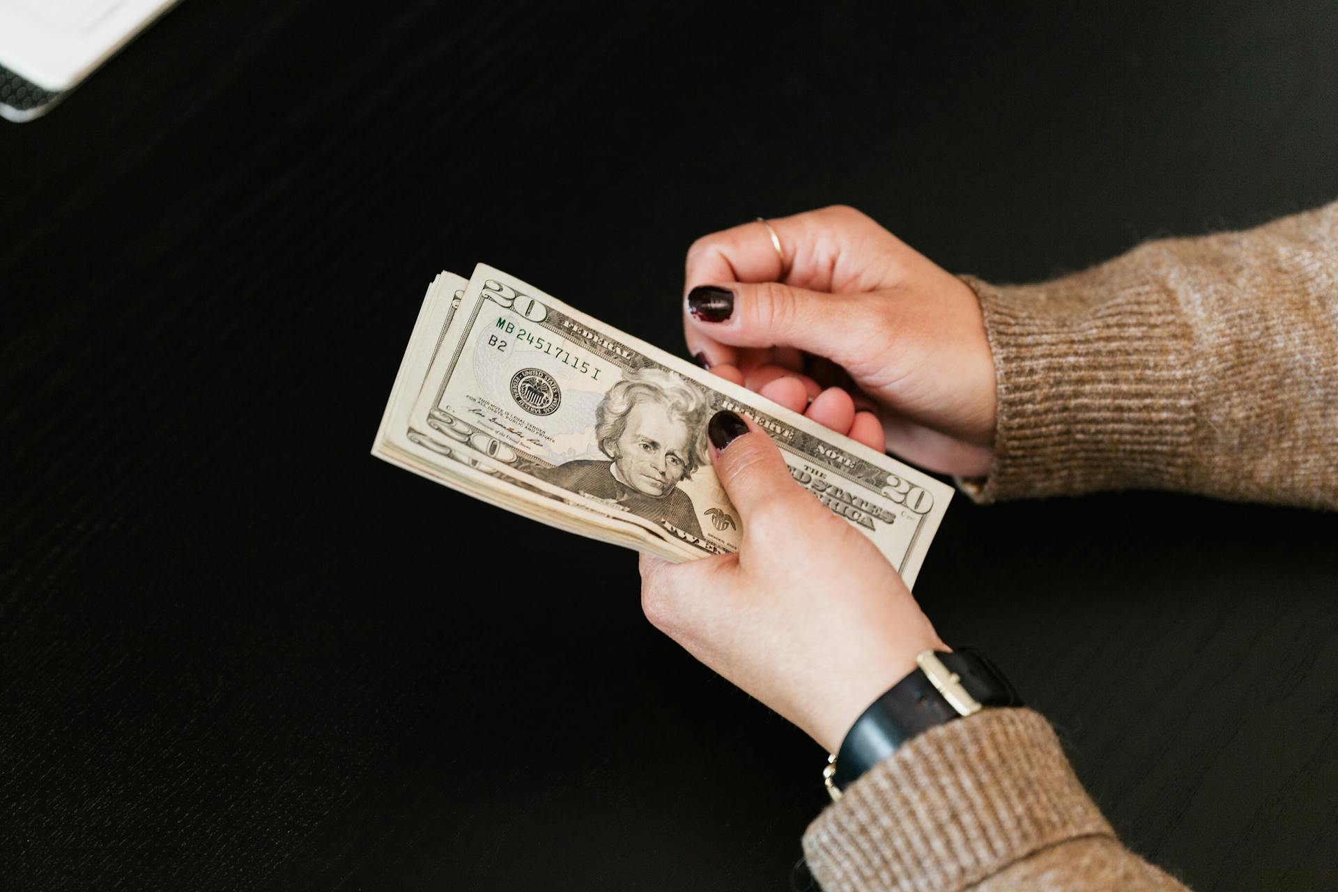 A woman counting money | Source: Pexels