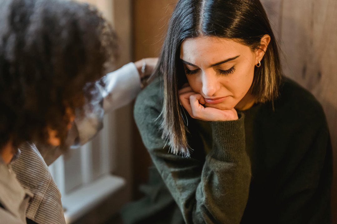 A sad woman being consoled | Source: Pexels