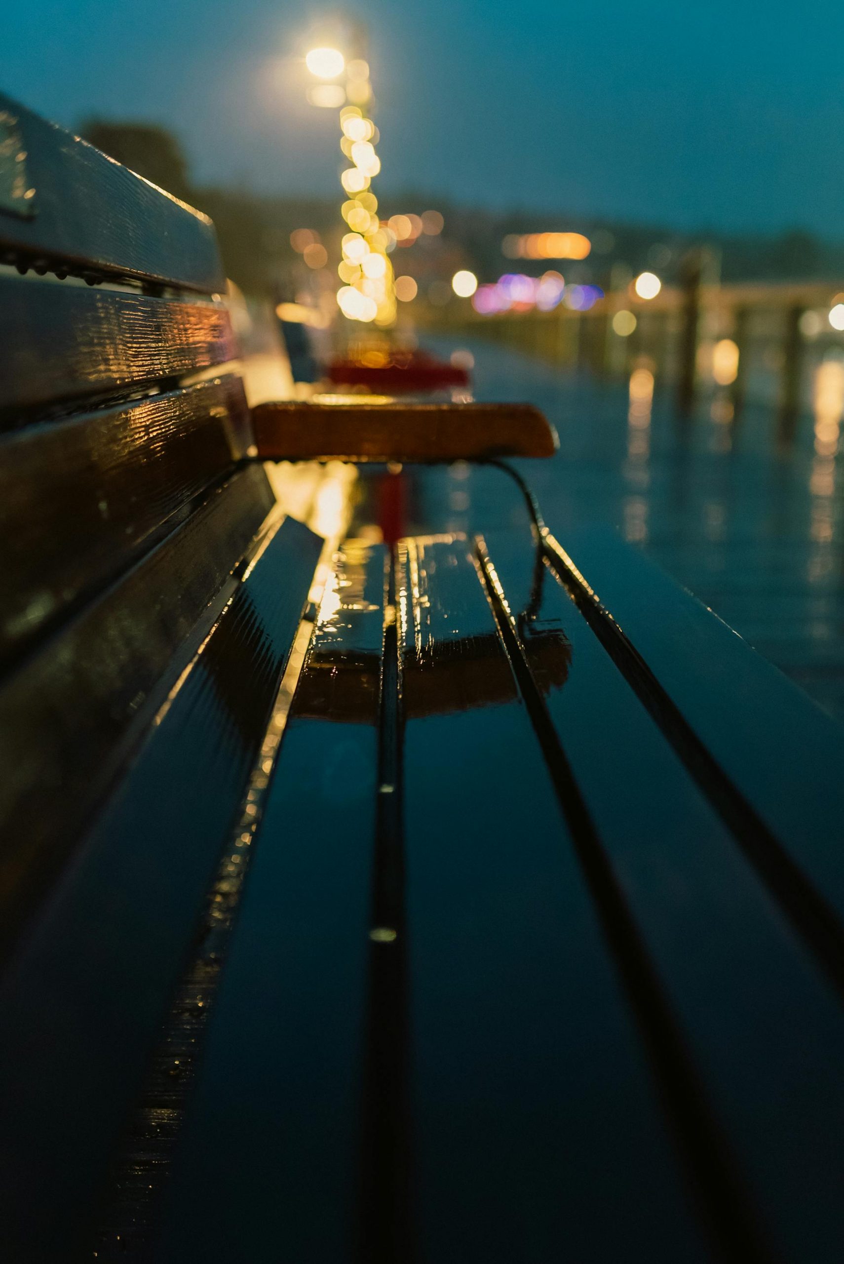 A bench with a light on it at night | Source: Pexels