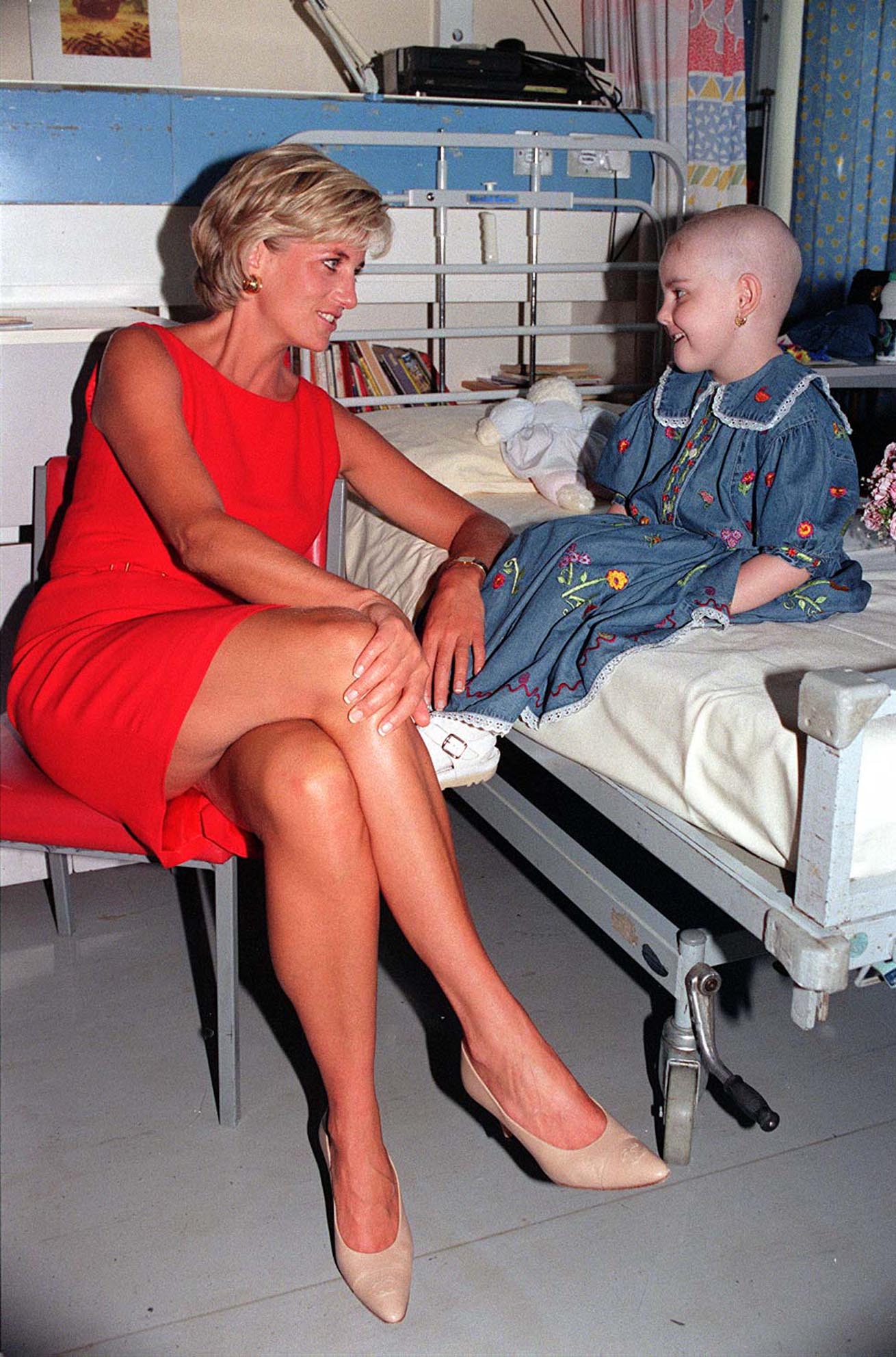 In 1997, during a visit to Northwick Park Hospital in London, Princess Diana met young Hollie Ann Robinson Marsh, who had lost her hair due to chemotherapy. Sitting beside her in a vibrant red dress, the Princess listened with compassion and warmth — a deeply human moment that reflected her unique ability to connect, comfort, and make every child feel seen.