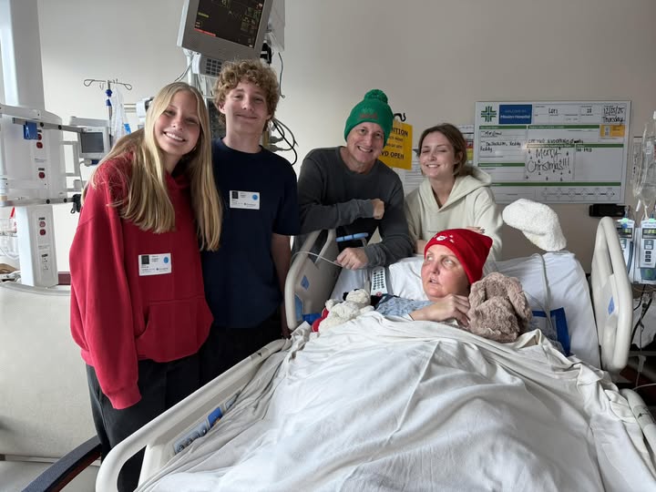 Wrapped in love and holiday warmth, Lori Coble sits up in her hospital bed on Christmas morning, surrounded by her devoted husband and their three children in a deeply emotional family photo — shared with the heartfelt message: