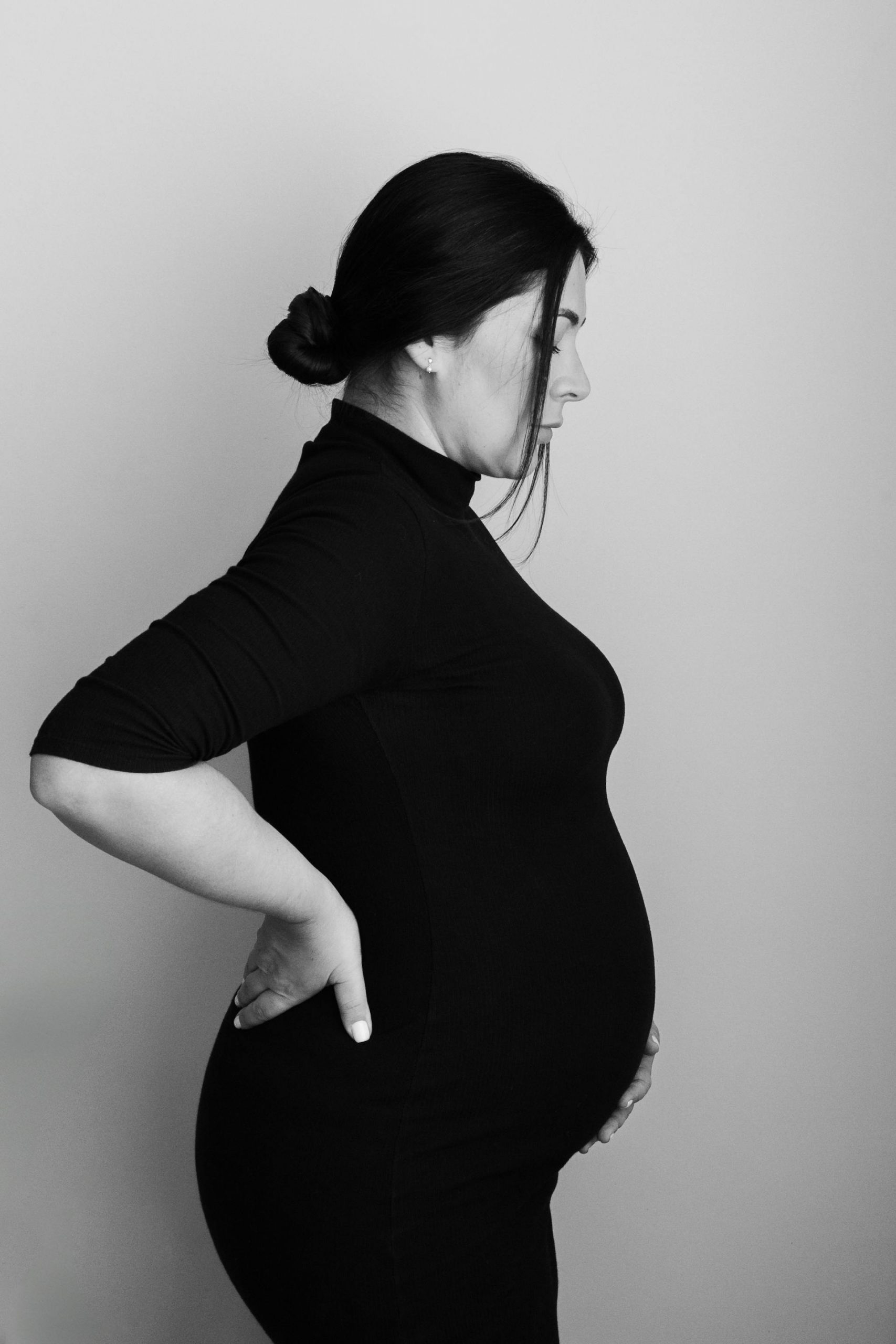 A monochrome photo of a pregnant woman | Source: Pexels