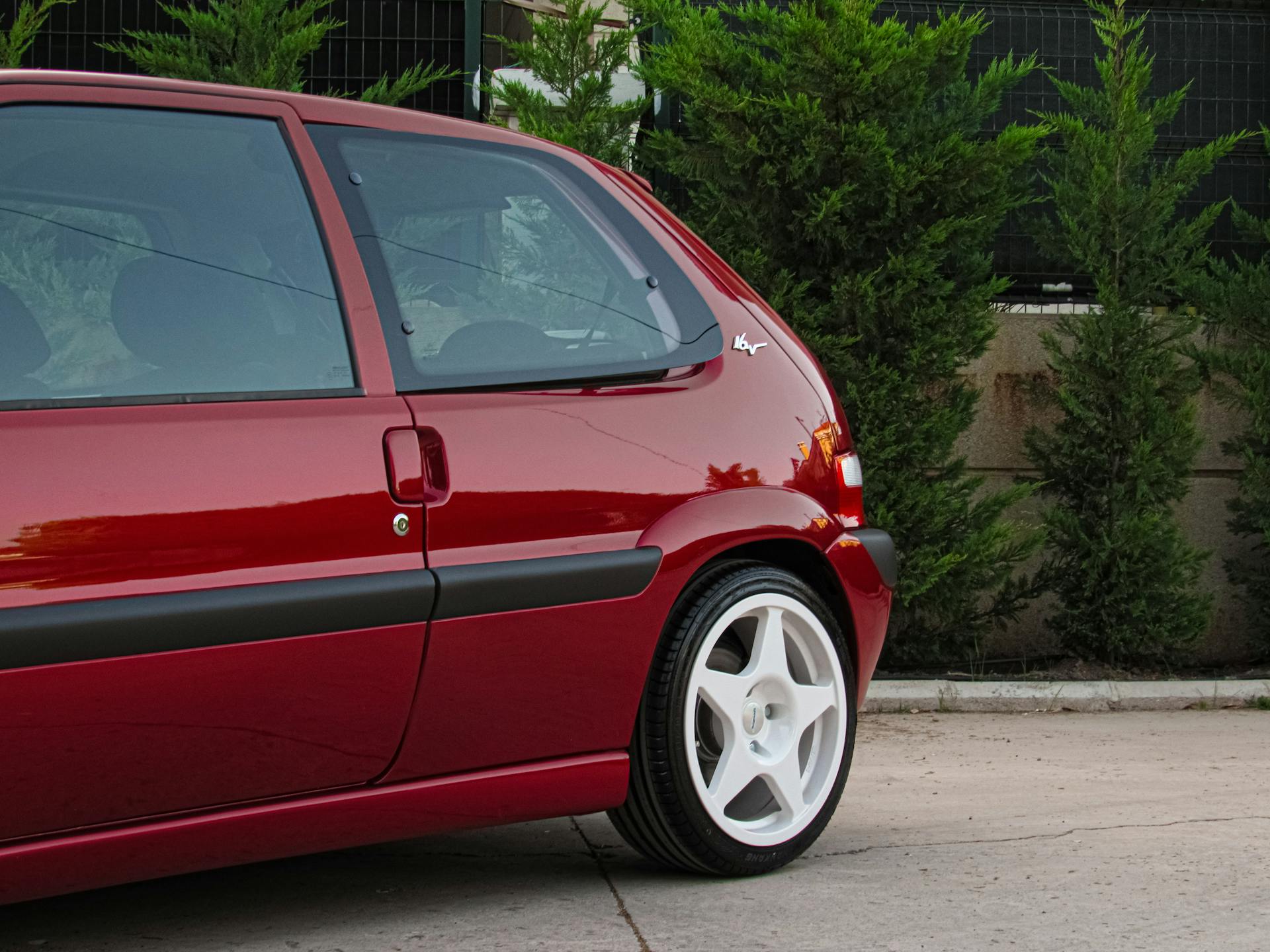 A car in a driveway | Source: Pexels