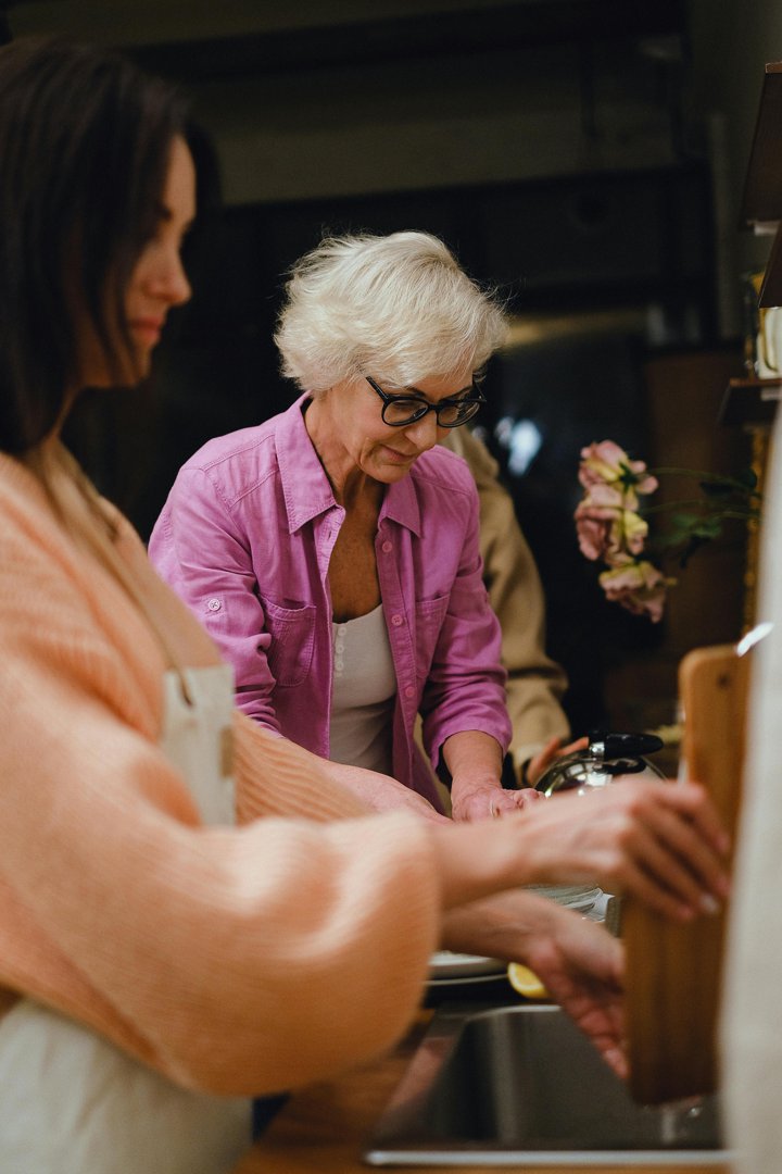 Senior woman bonding with her granddaughter | Source: Pexels