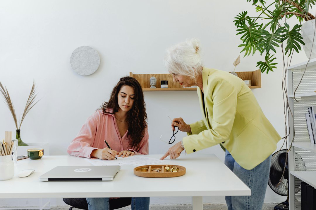 Senior woman and a younger woman brainstorming ideas | Source: Pexels