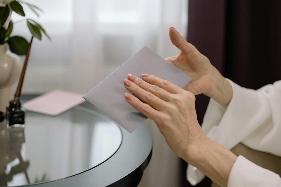 A person holding an envelope | Source: Pexels