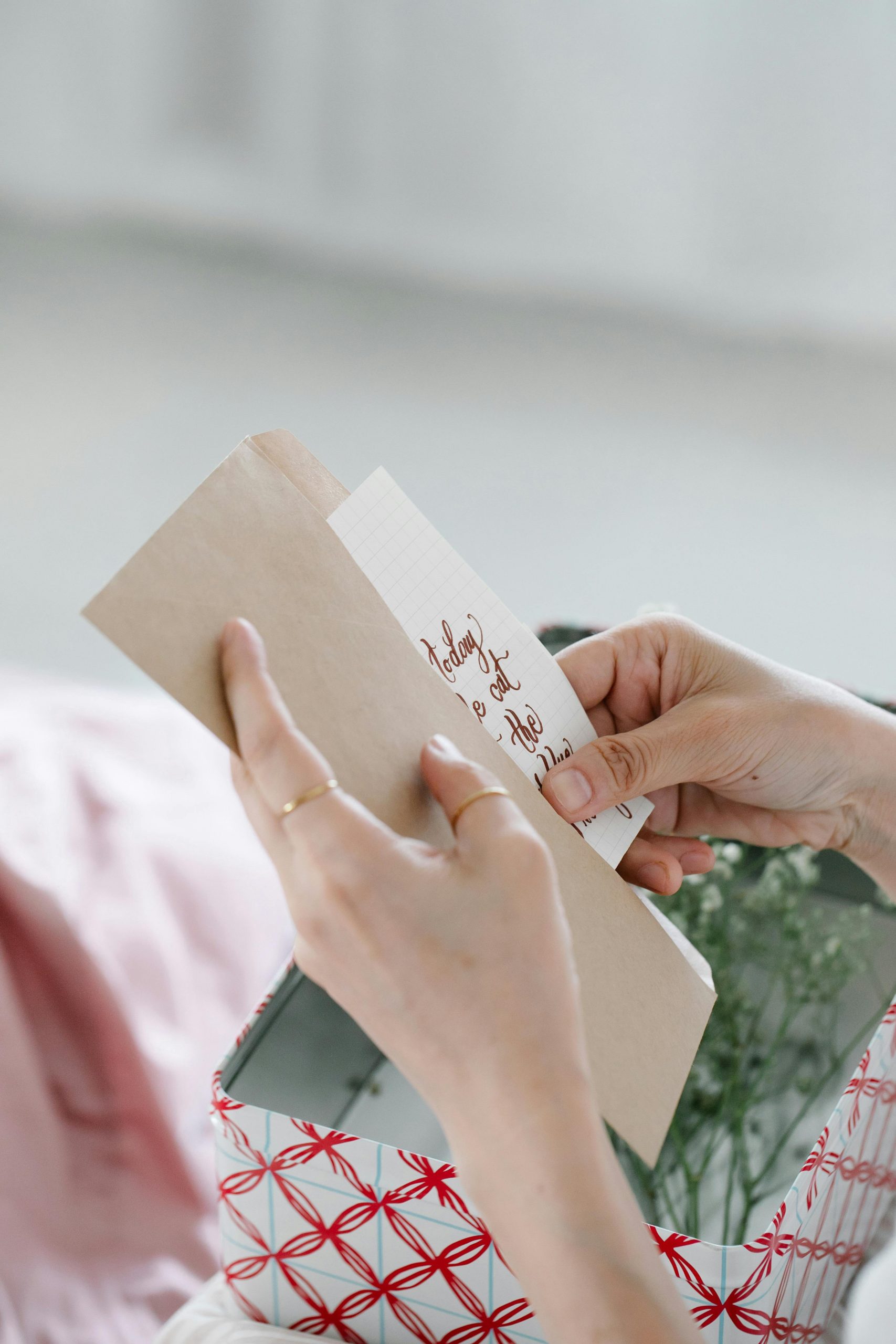 A person holding an envelope | Source: Pexels