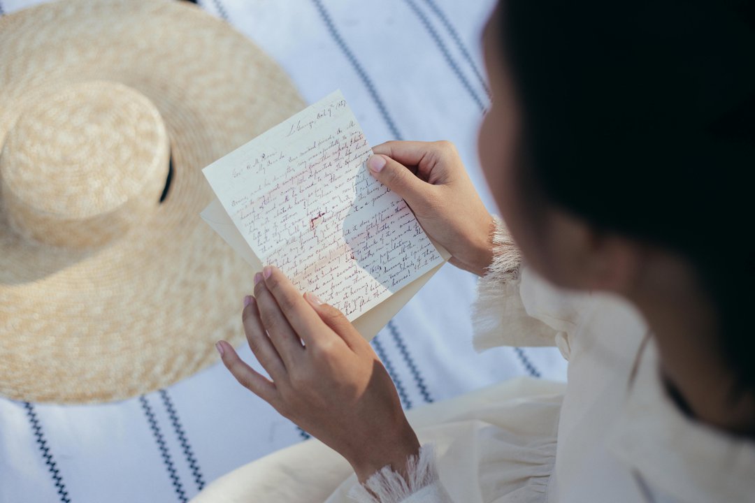 Woman reading a letter | Source: Pexels