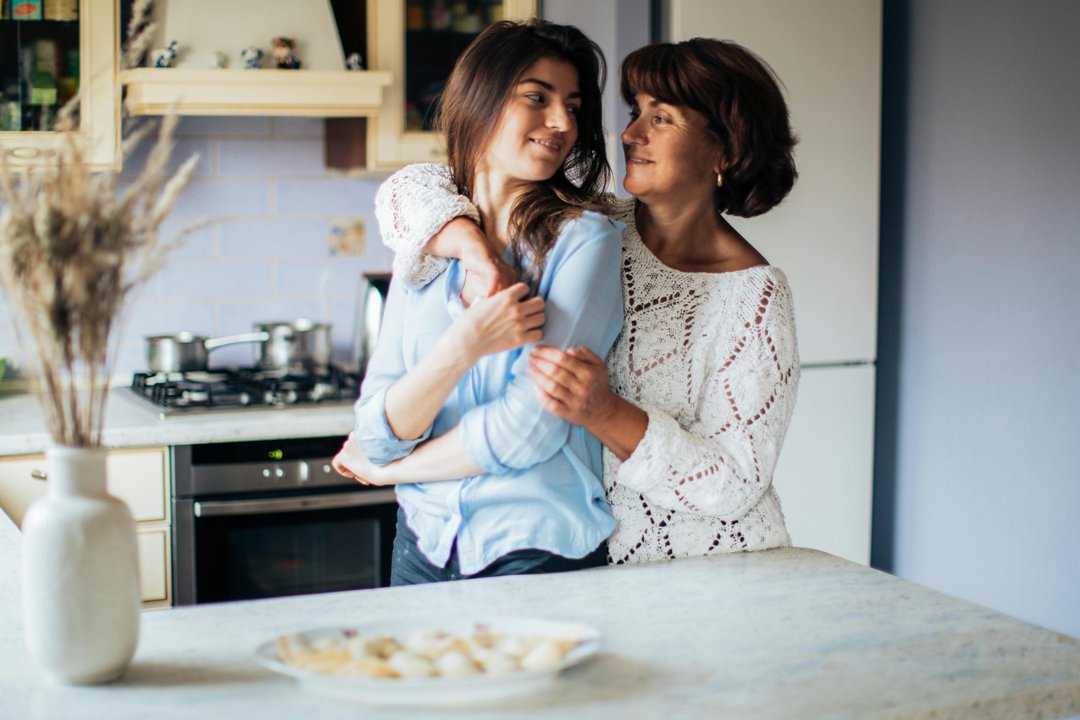 Woman hugging her niece | Source: Pexels