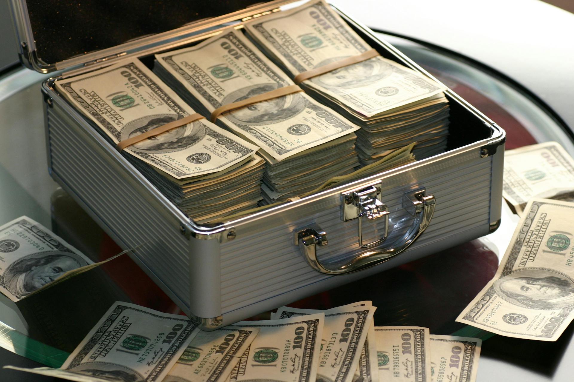 A briefcase full of cash | Source: Pexels