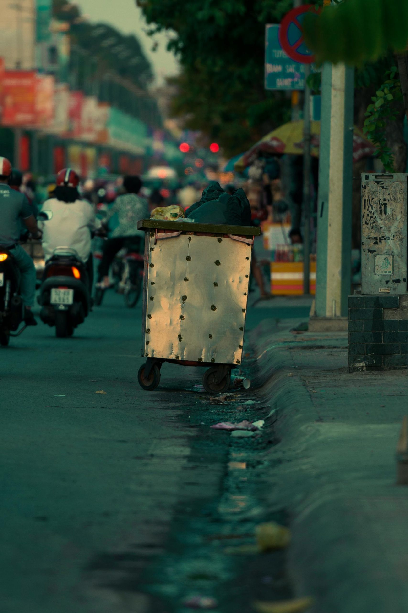 A dumpster on a street | Source: Pexels