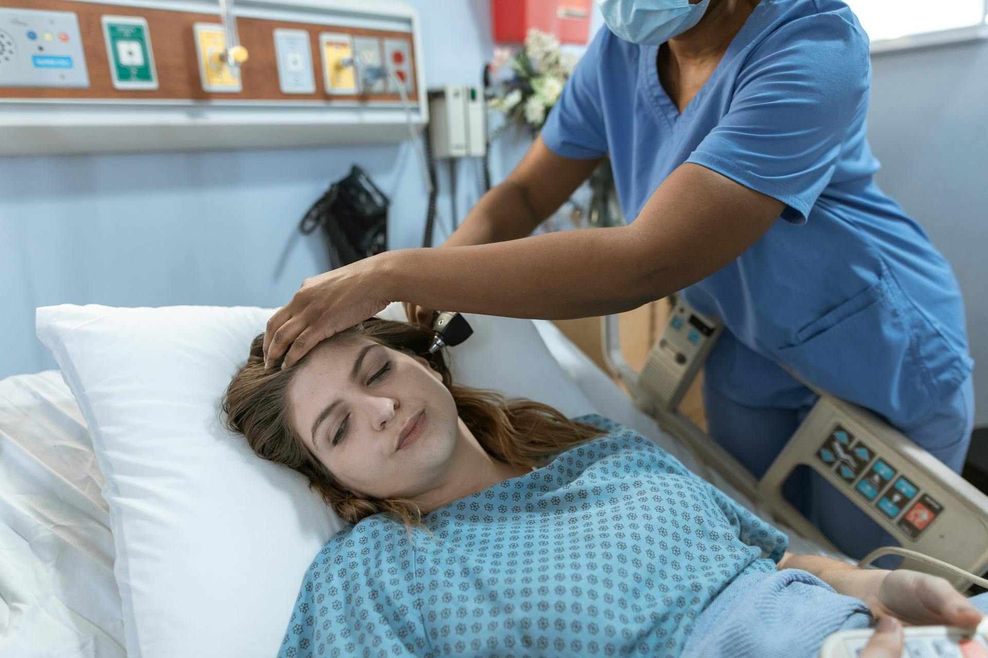 A woman lying in a hospital bed | Source: Pexels