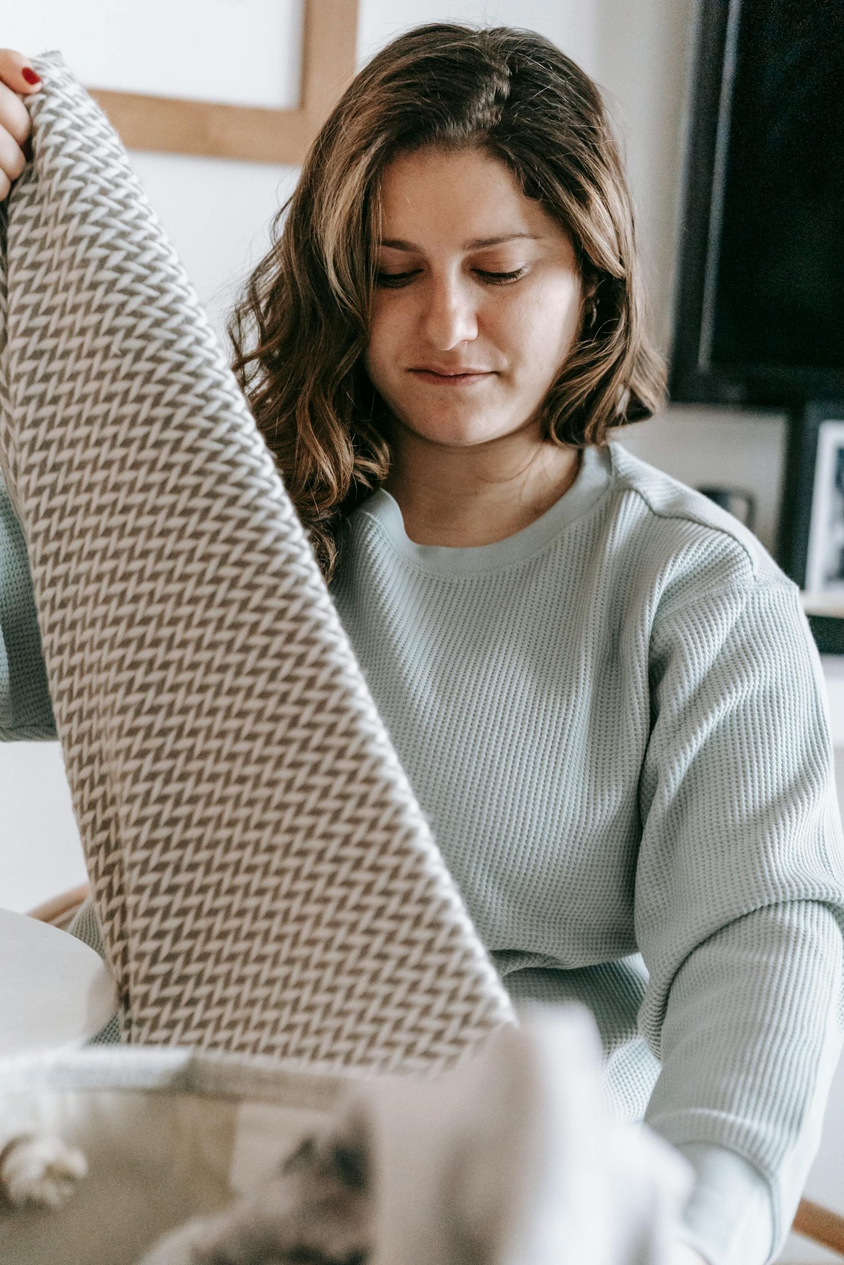 A woman folding laundry | Source: Pexels