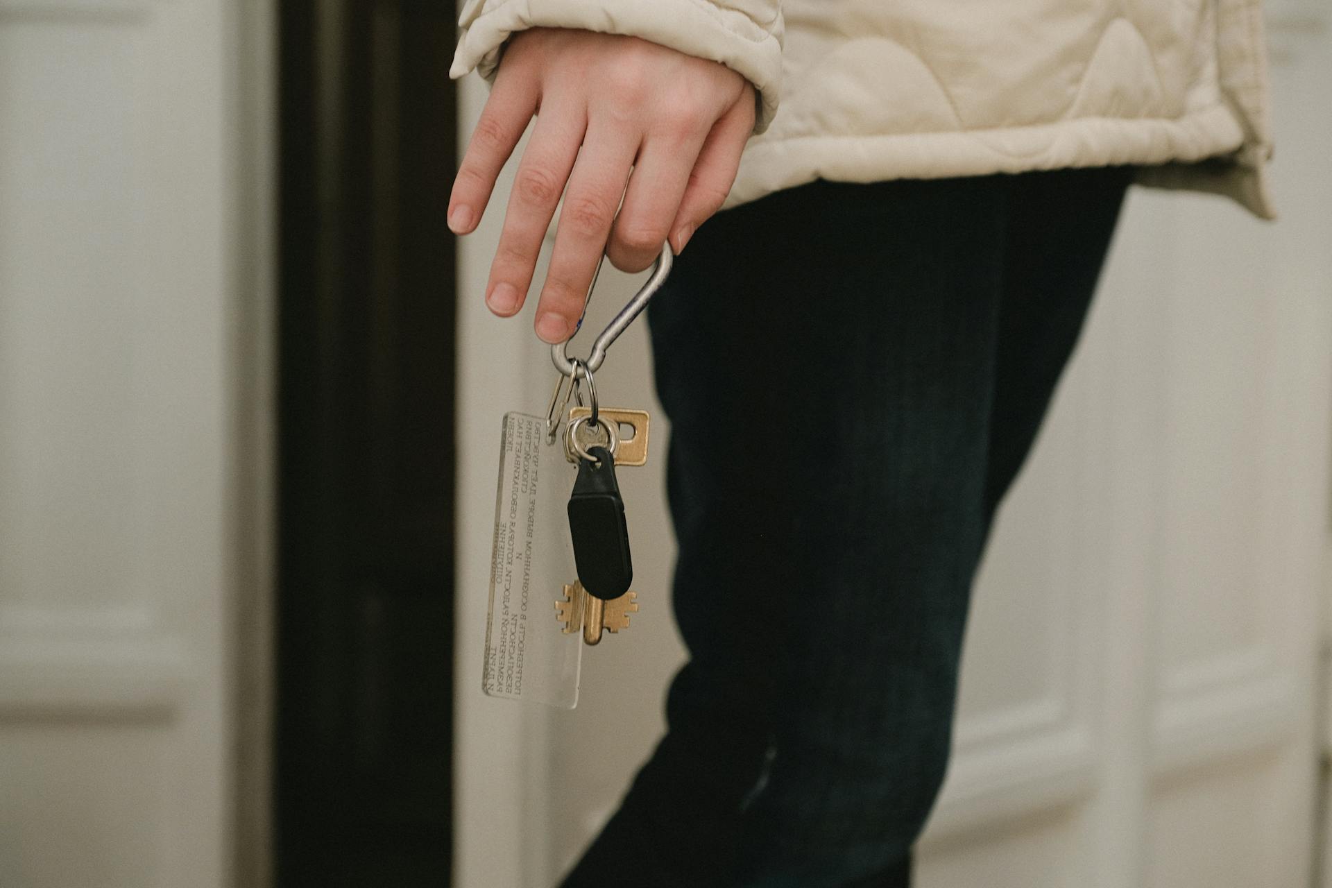 A woman holding a pair of keys | Source: Pexels