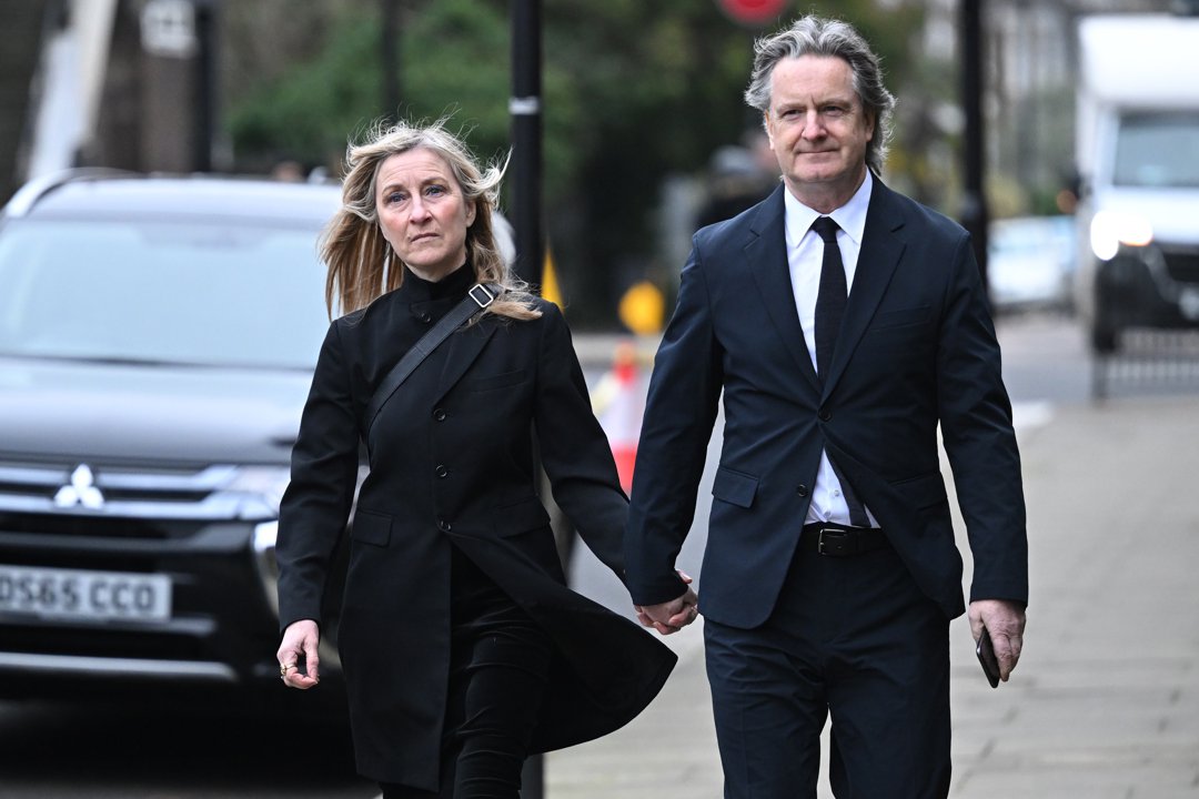 Fiona Phillips and her husband, Martin Frizell, attended the funeral of Derek Draper at St Mary the Virgin Church in London, England, on February 2, 2024, photographed holding hands as they arrived together for the service, an image that reflected both personal grief and the quiet support between the couple during a sombre public moment.