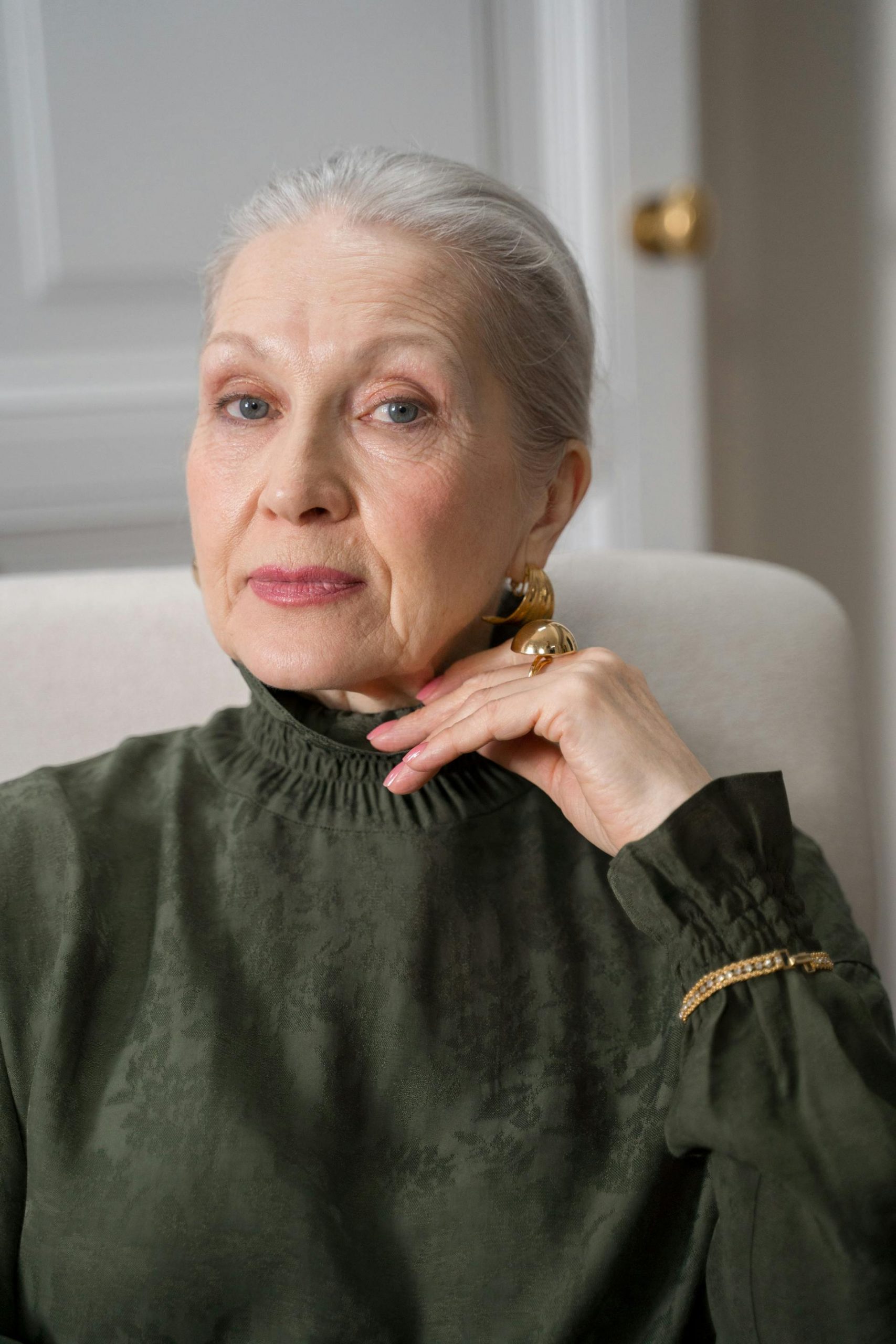 A senior woman sitting on a sofa | Source: Pexels