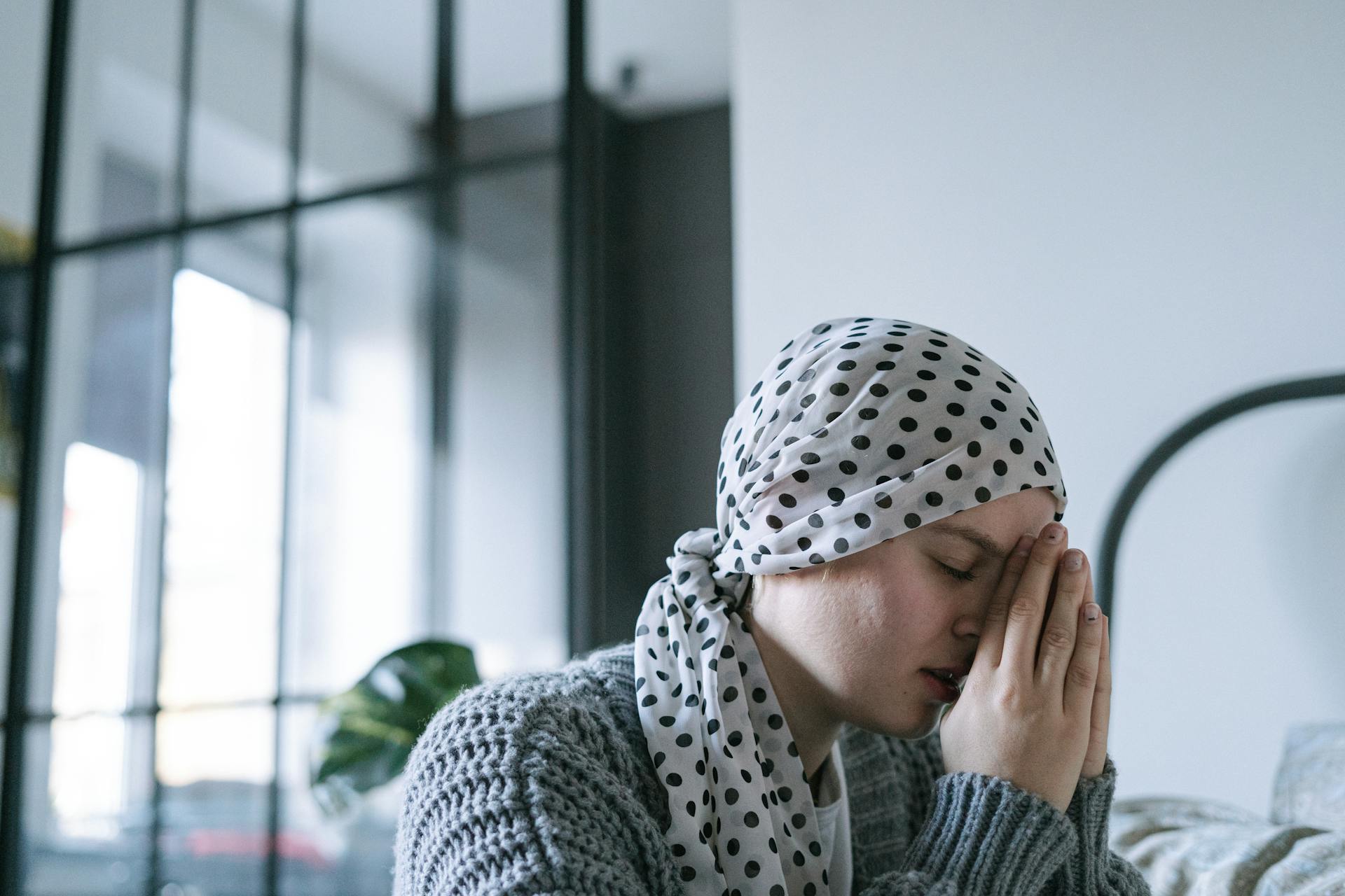 A sad woman wearing a headscarf | Source: Pexels