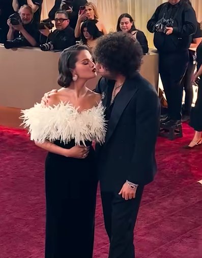 Selena Gomez and Benny Blanco sharing a kiss as they pose for photos at the Golden Globes, posted on January 11, 2026. | Source: Facebook/Entertainment Tonight