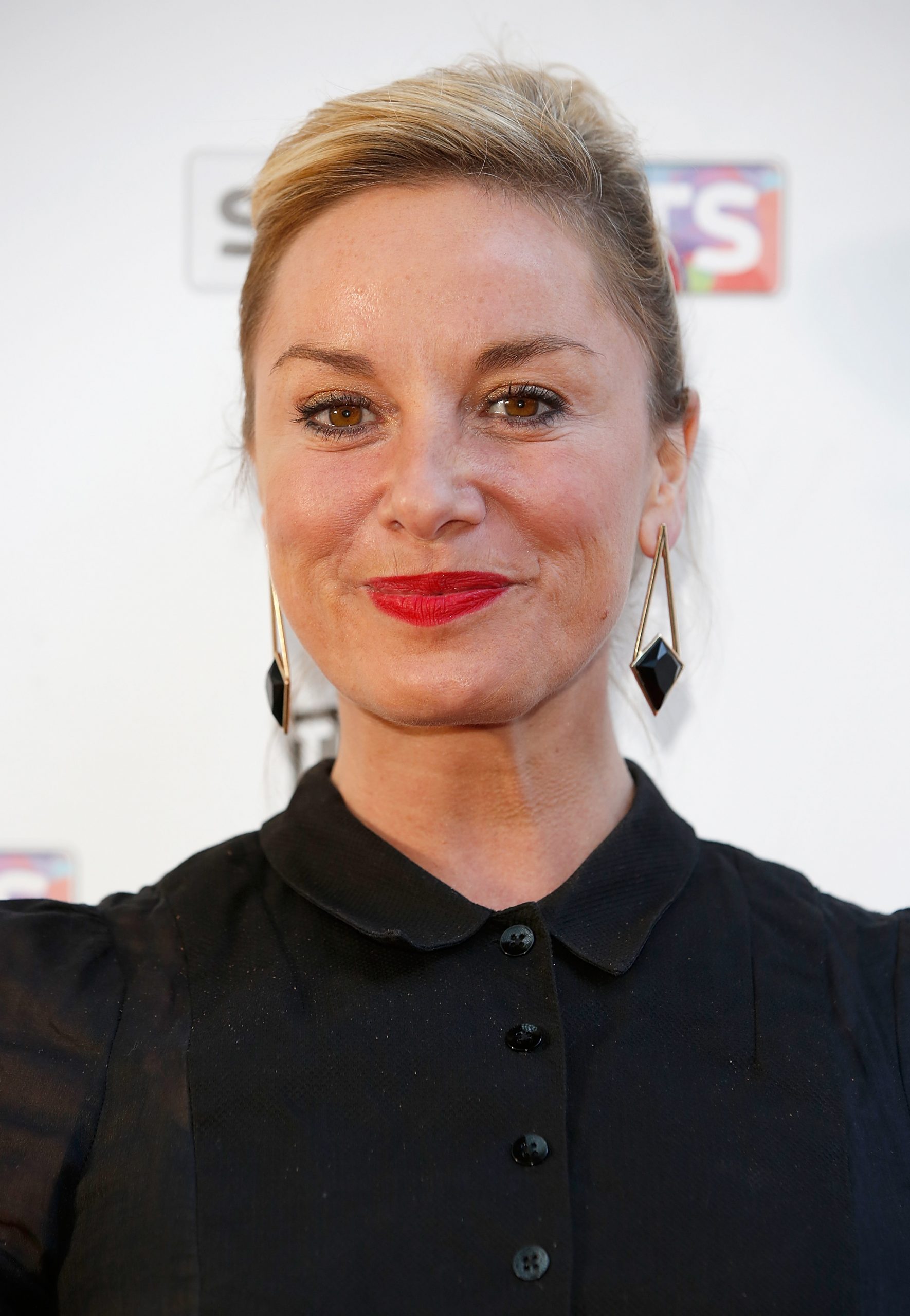Tamzin Outhwaite attended the South Bank Sky Arts Awards in London on June 7, 2015, opting for a pared-back look that placed the focus firmly on her face. Wearing her hair swept back and minimal makeup accented with a bold red lip, the actress appeared relaxed and self-assured, offering a close-up glimpse of her natural features.