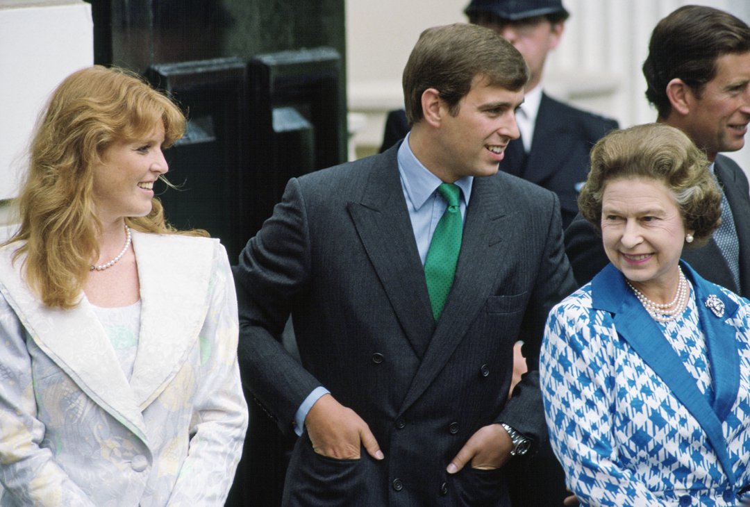 Sarah Ferguson, Andrew Mountbatten-Windsor, and Queen Elizabeth II outside Clarence House for the Queen's mother's 86th birthday on August 4, 1986. | Source: Getty Images