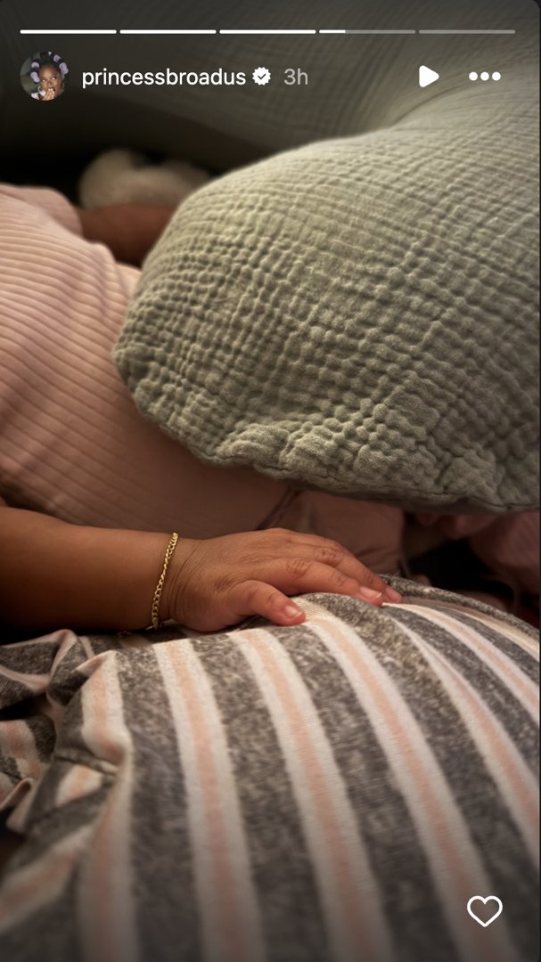 A close-up shows the baby daughter of Cori Broadus resting her hand against her mother's body | Source: Instagram/princessbroadus