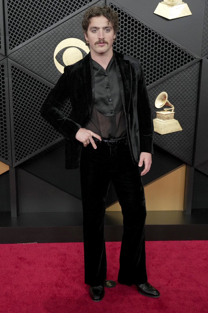 Benson Boone faces the cameras as he pauses for photos outside the venue | Source: Getty Images