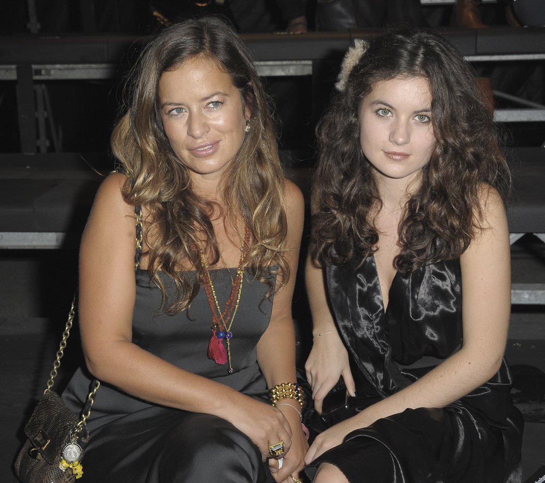 Jade Jagger and her daughter Assisi attend the Lanvin Ready to Wear Spring/Summer 2011 show during Paris Fashion Week at Halle Freyssinet on 1 October 2010 in Paris, France. | Source: Getty Images