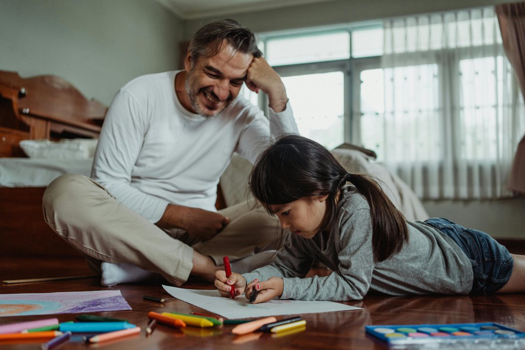 A father bonding with his daughter | Source: Pexels