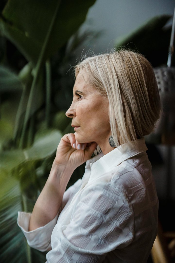 Side view of an upset woman | Source: Pexels