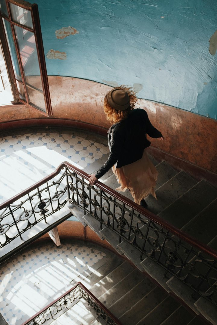 A woman running down a staircase | Source: Pexels
