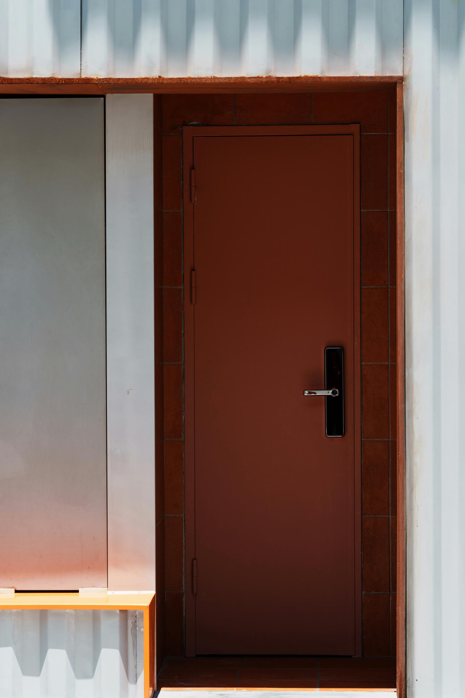 A closed door | Source: Pexels