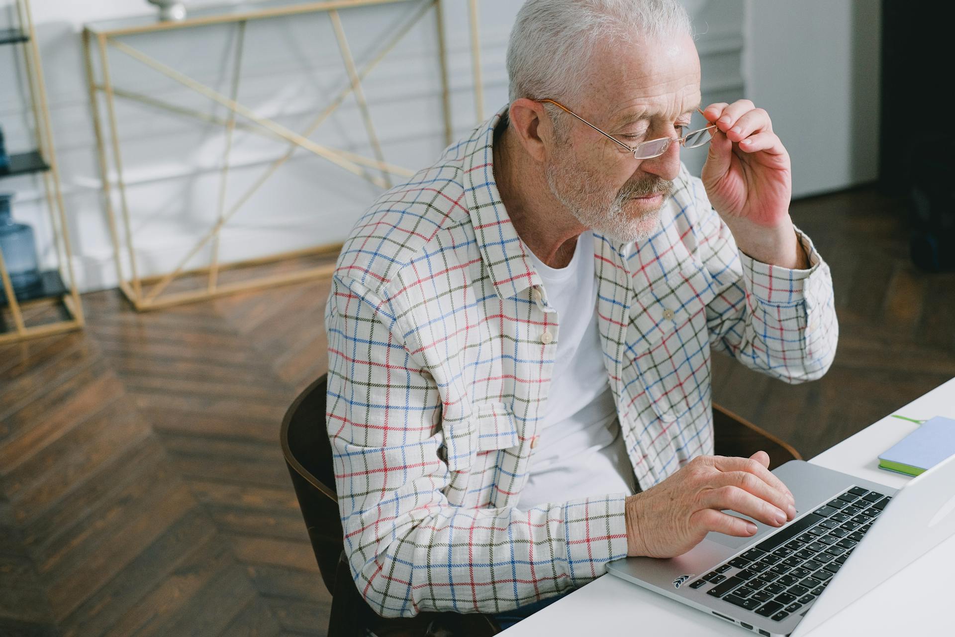 An older man using a laptop | Source: Pexels