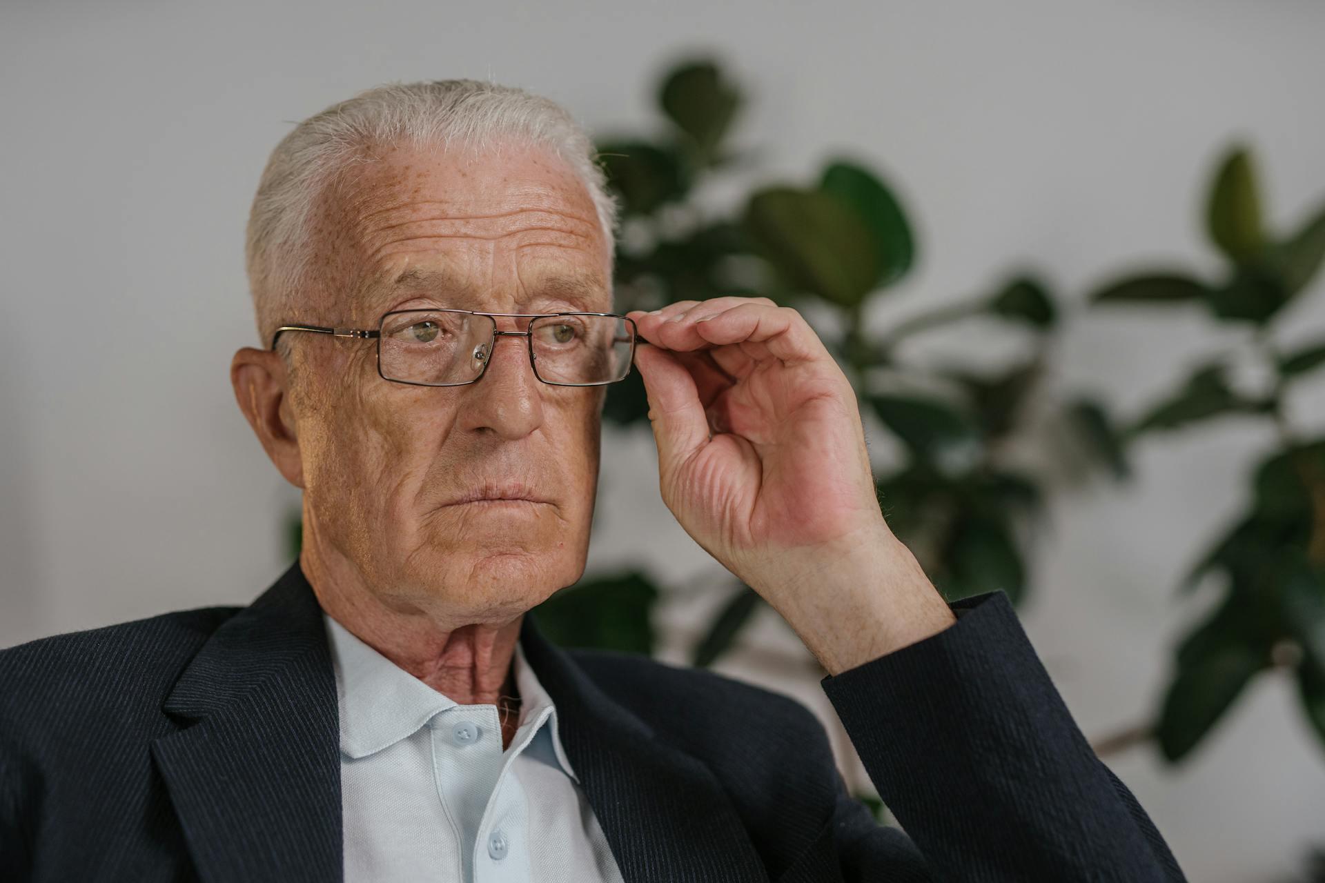An older man holding his glasses | Source: Pexels