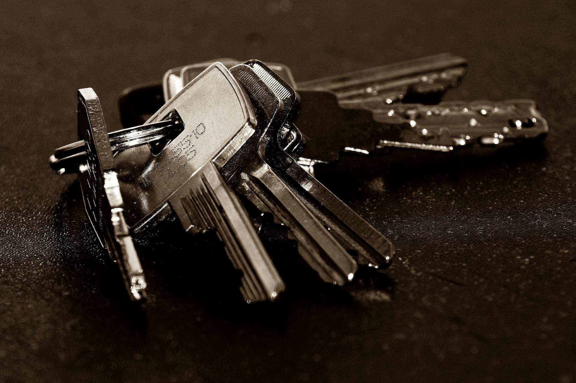 A set of keys on a table | Source: Pexels