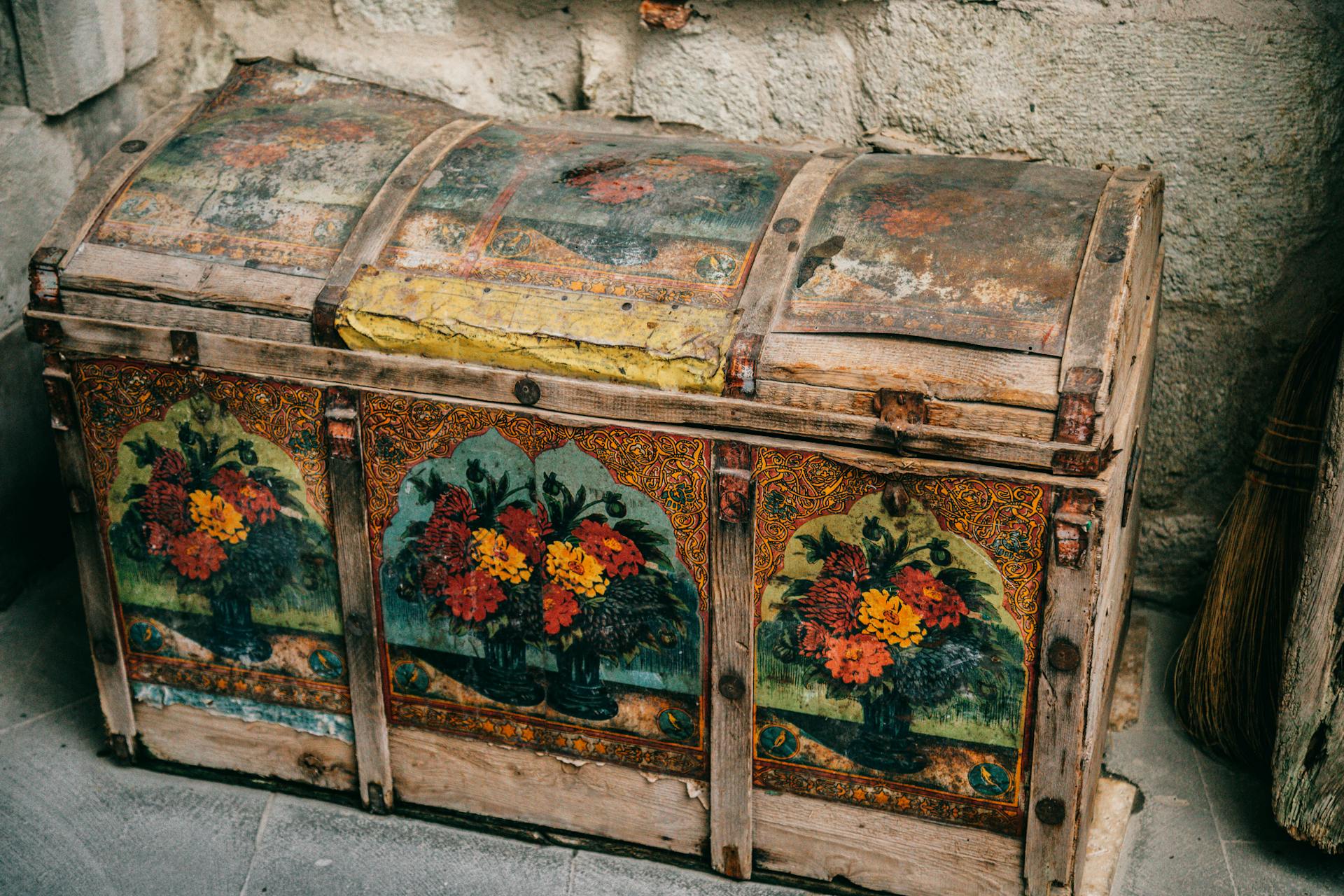 An old trunk | Source: Pexels